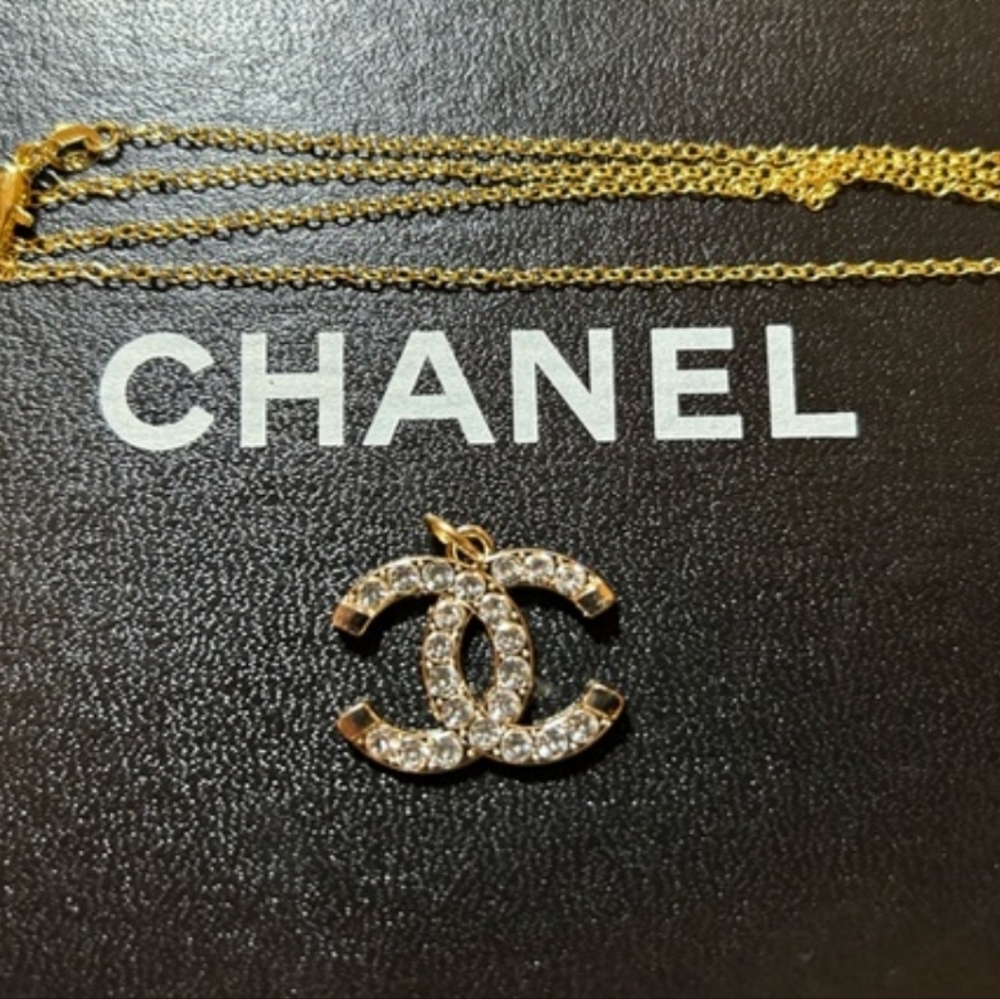 CHANEL Gold CC Charm with Unbranded Gold Tone Necklace - Picture 3 of 3
